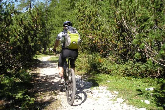 Dolomites: eMTB thrills among dreamlike landscapes and authentic flavors